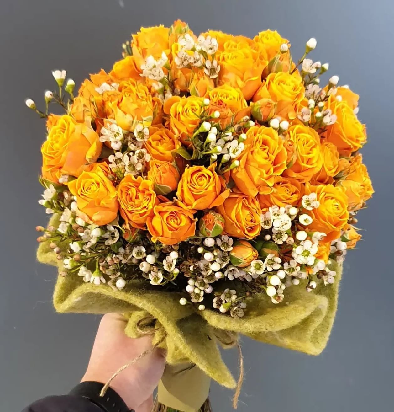 Rose gialle e wax flower