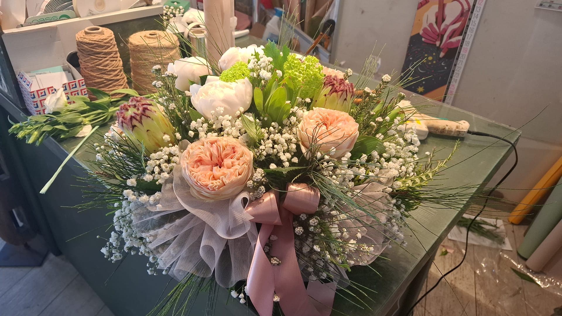 Confezione con Rose Inglese Rosa, Fiore di Carciofo e Peonie Bianche